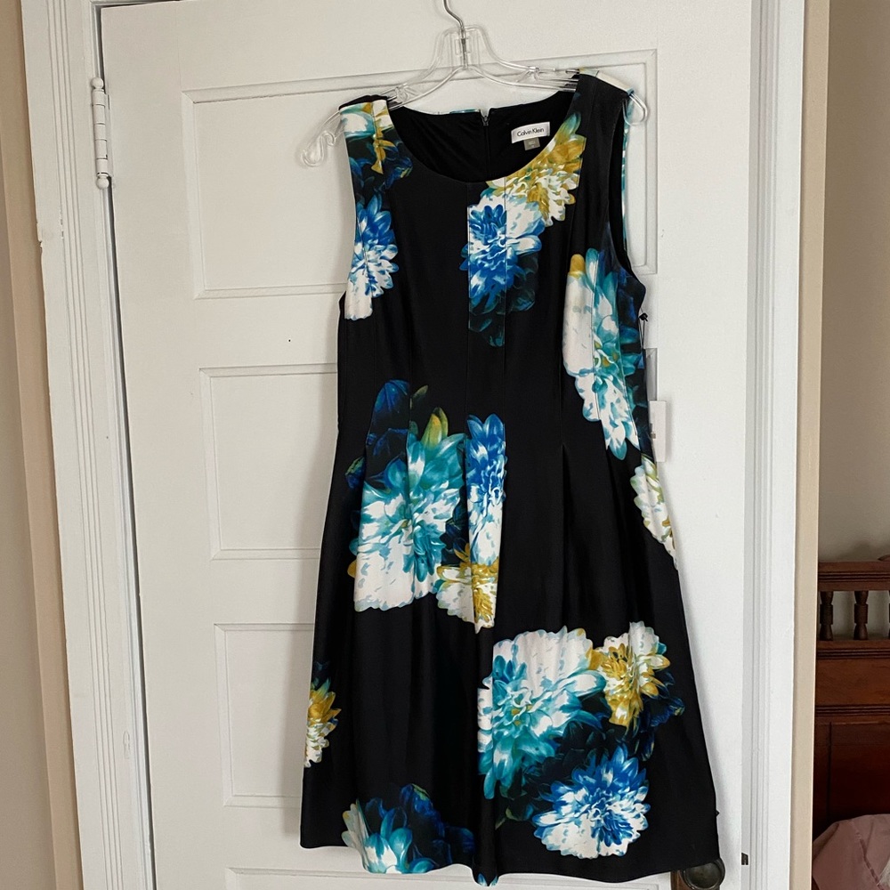 Sleeveless floral fitted dress.